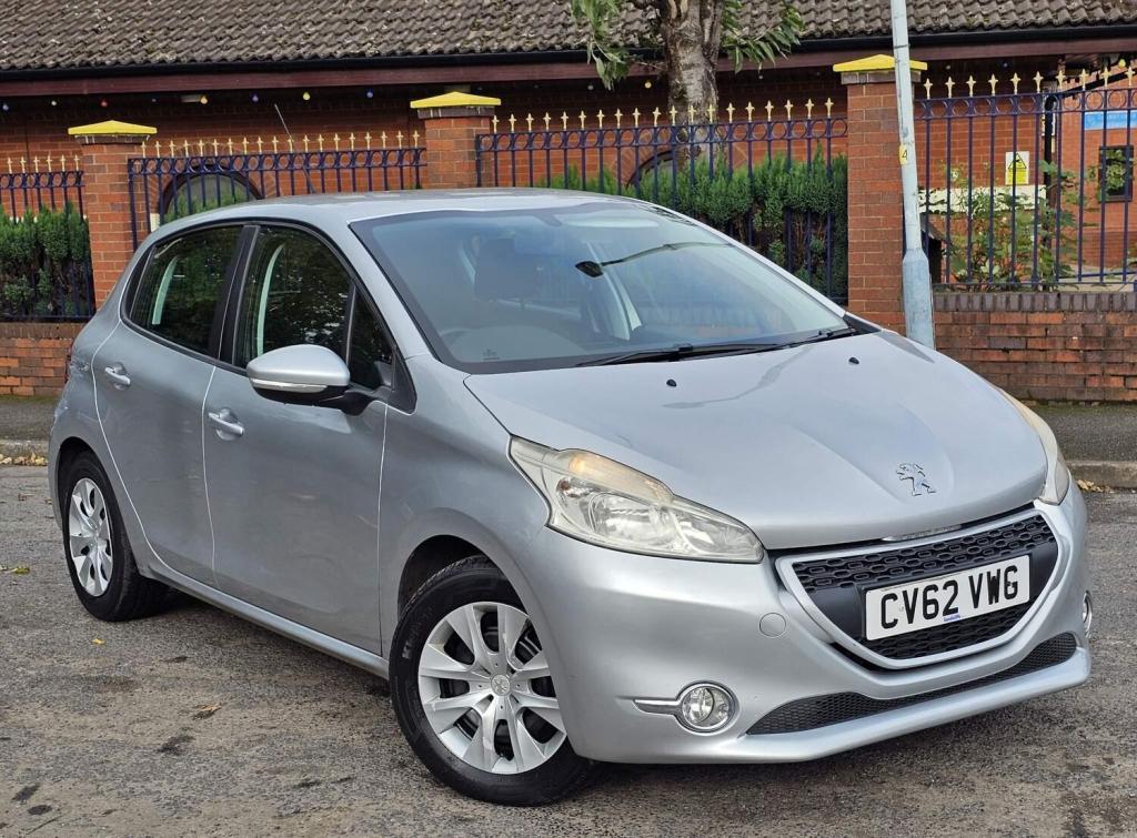 PEUGEOT 208