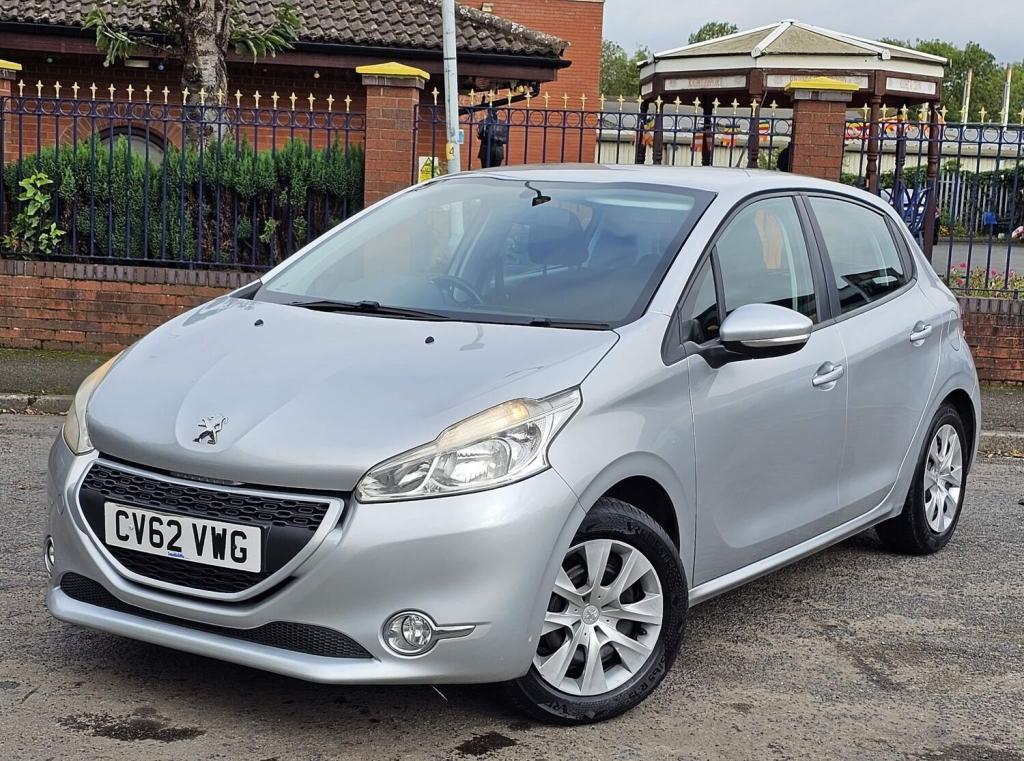 PEUGEOT 208