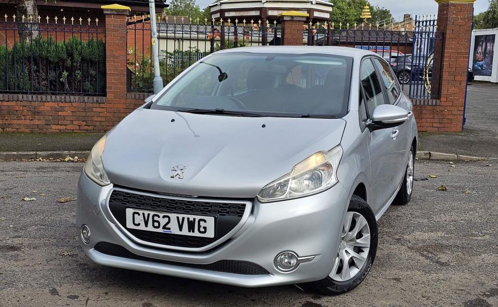 PEUGEOT 208