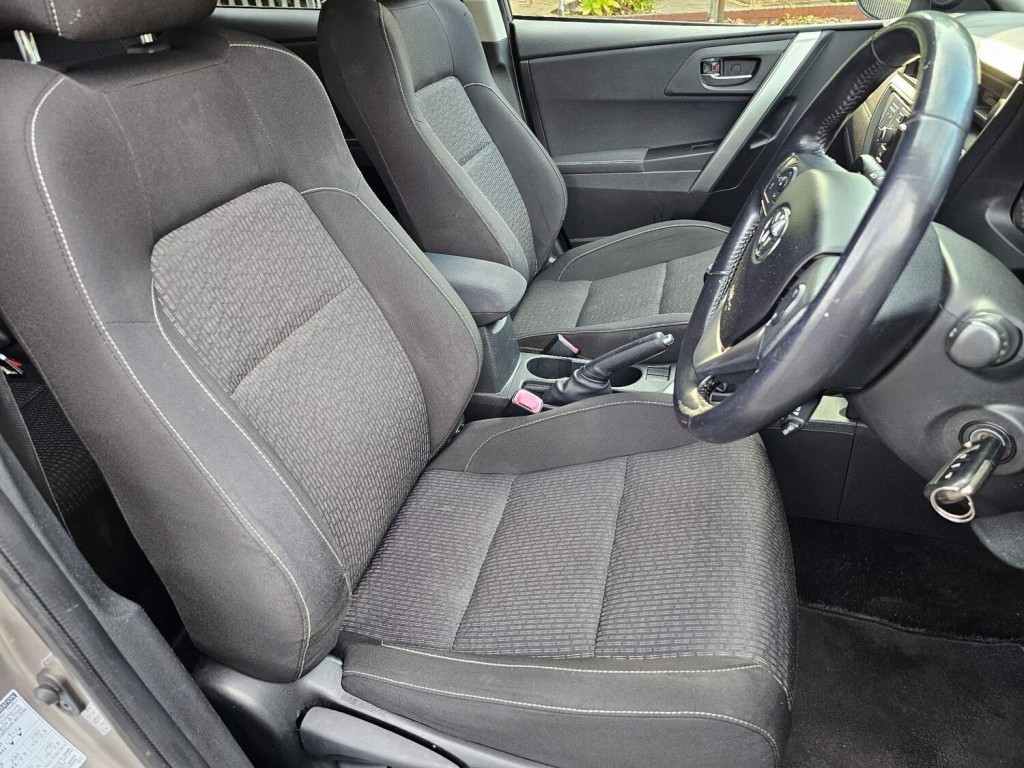 TOYOTA AURIS