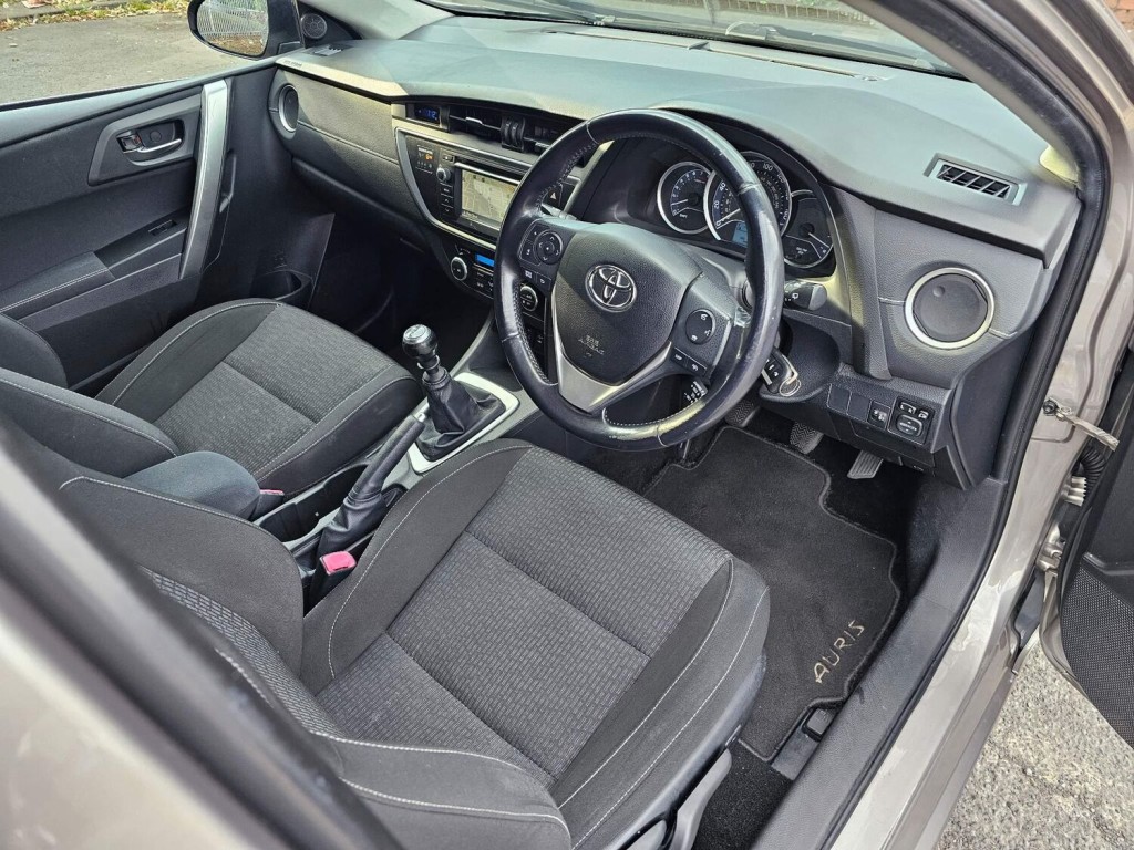 TOYOTA AURIS