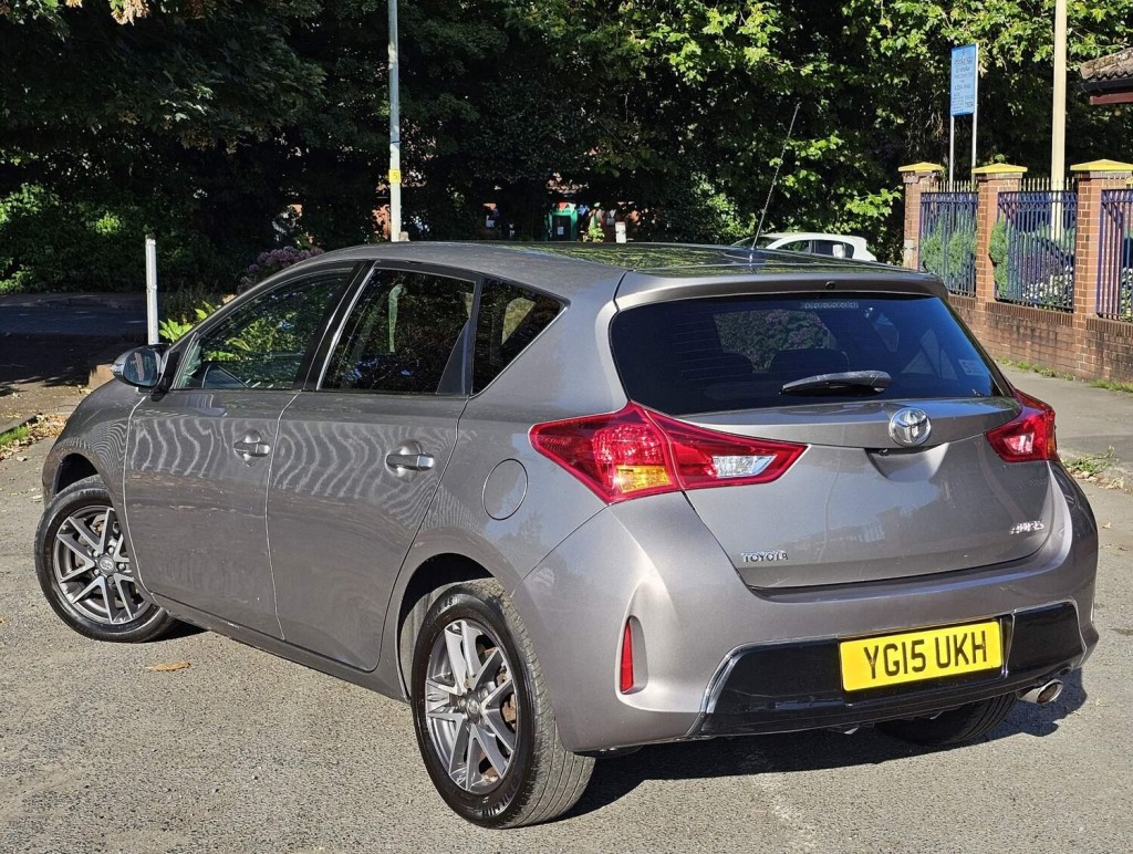 TOYOTA AURIS
