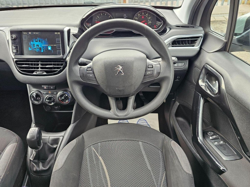 PEUGEOT 208