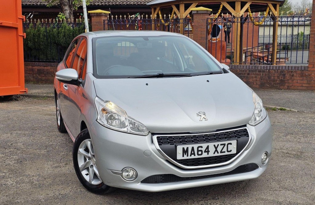PEUGEOT 208