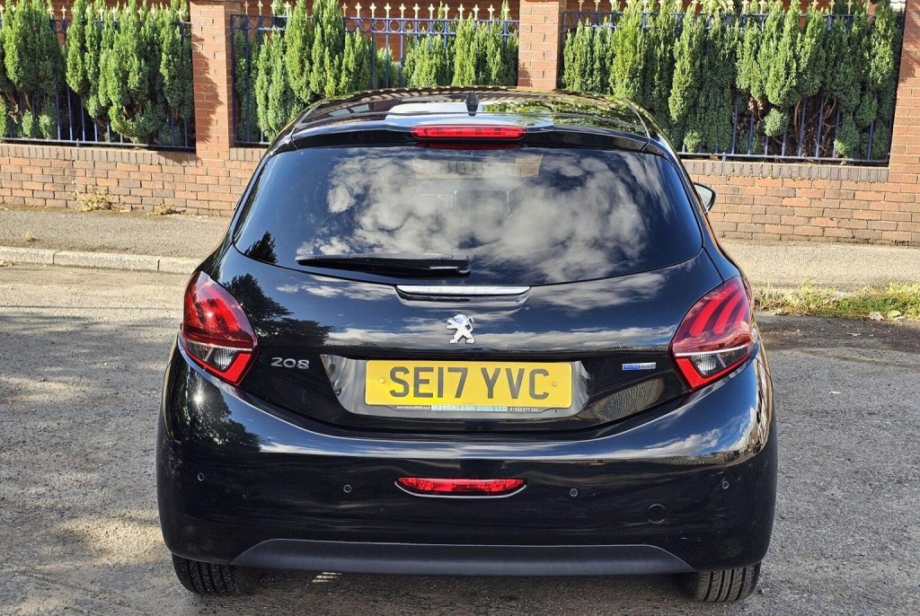 PEUGEOT 208