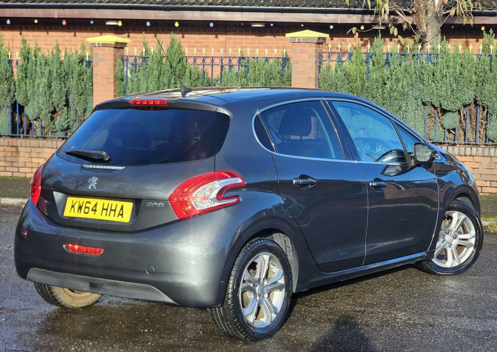 PEUGEOT 208