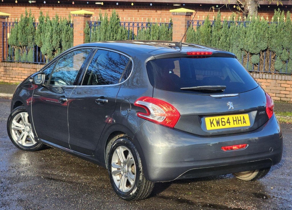PEUGEOT 208