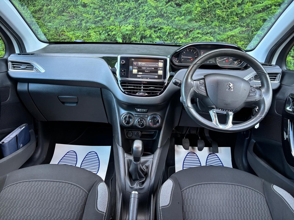 View PEUGEOT 208 1.2 PureTech XS Lime