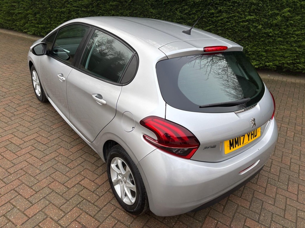 PEUGEOT 208