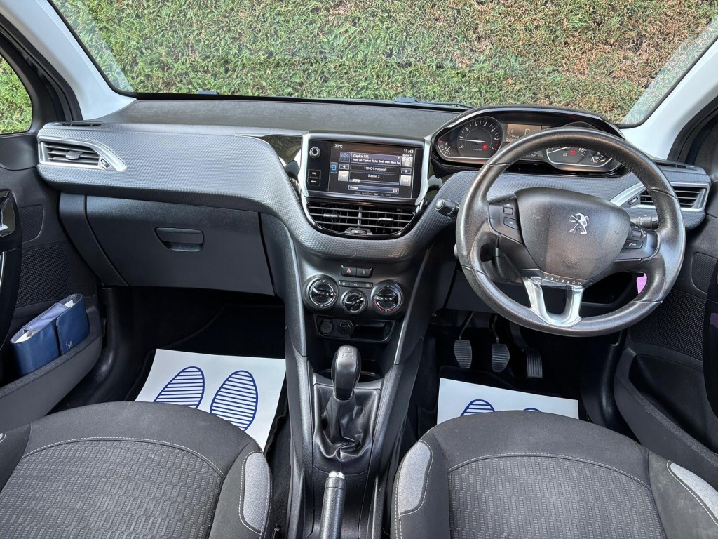 View PEUGEOT 208 1.2 PureTech Active Design Lime