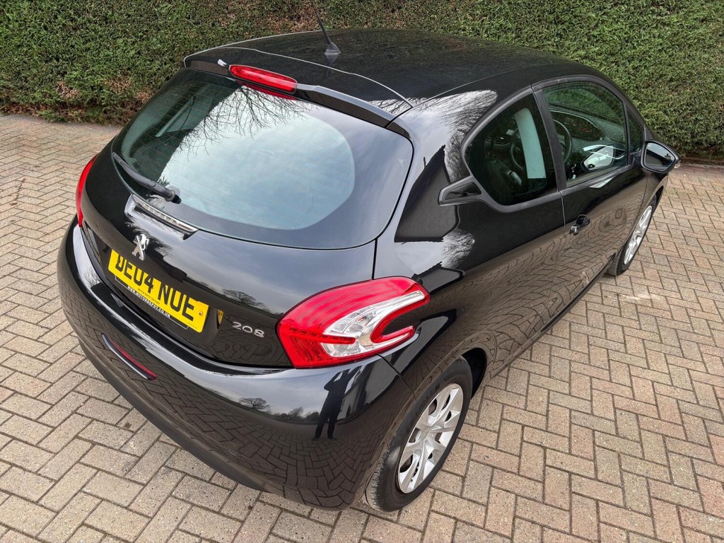 PEUGEOT 208