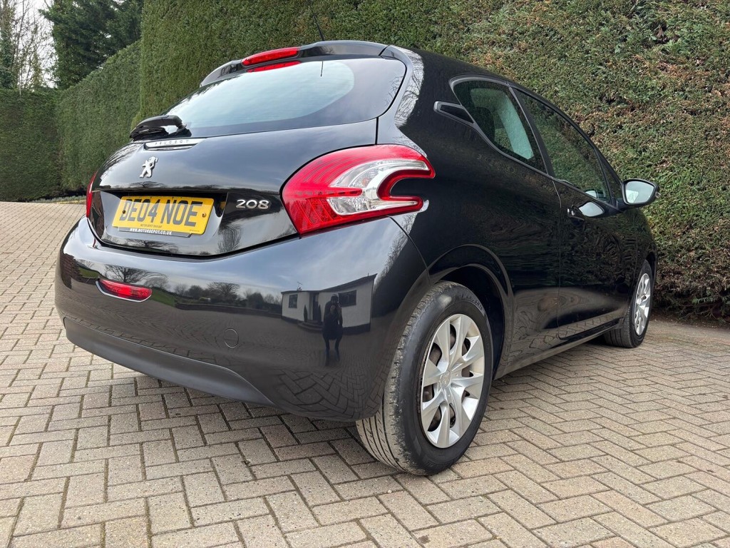 PEUGEOT 208