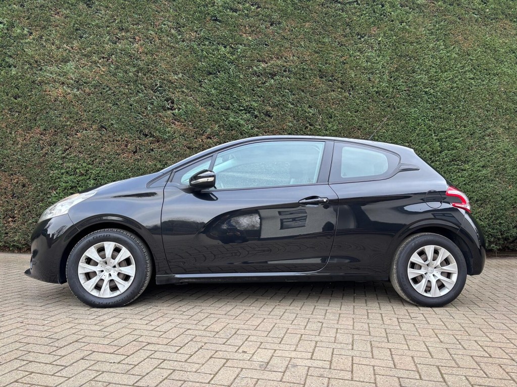PEUGEOT 208