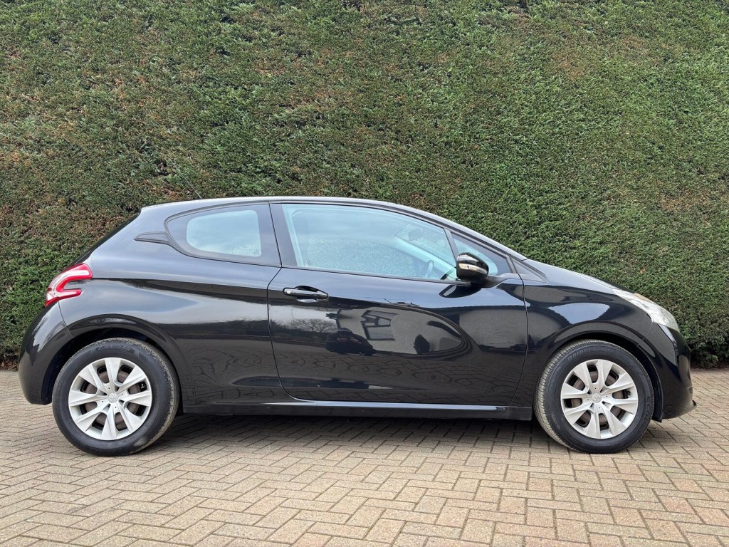 PEUGEOT 208