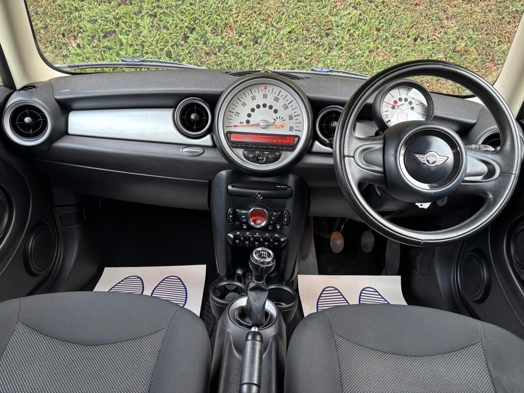 View MINI HATCH 1.6 Cooper D Hatch