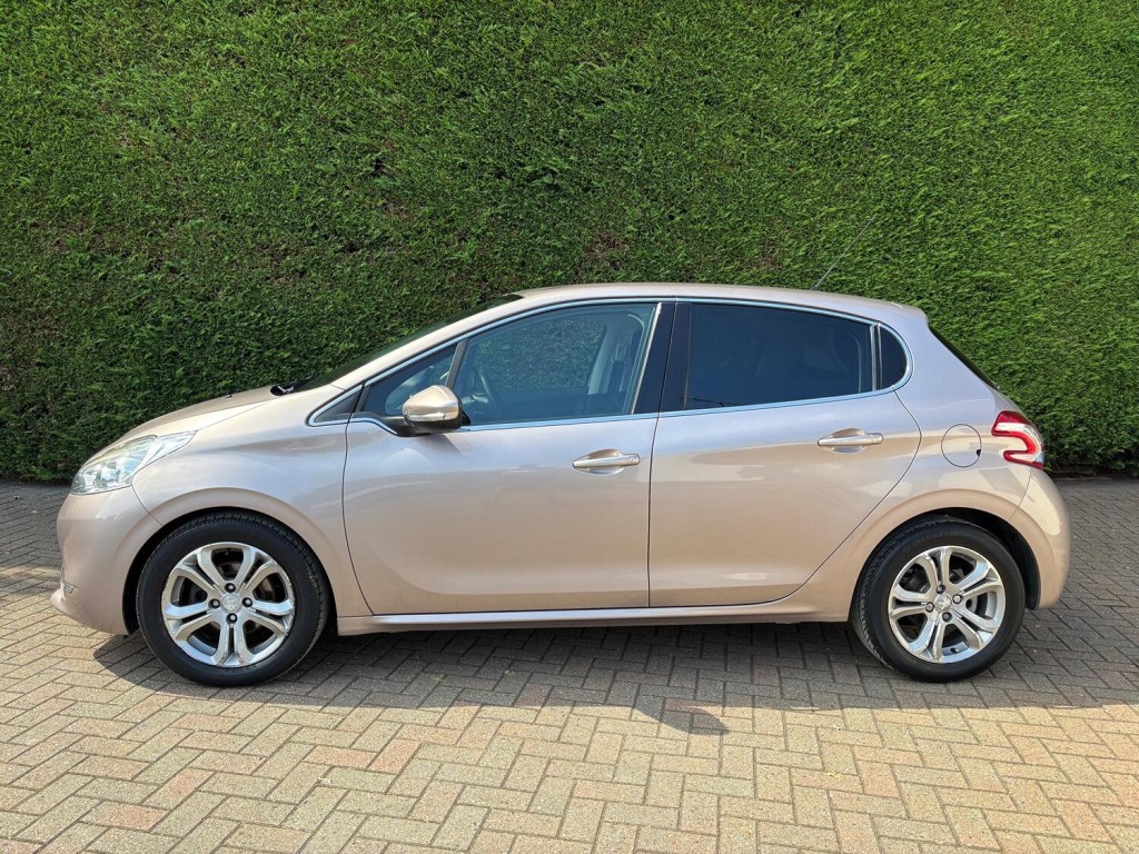 PEUGEOT 208