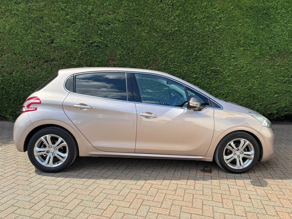 PEUGEOT 208