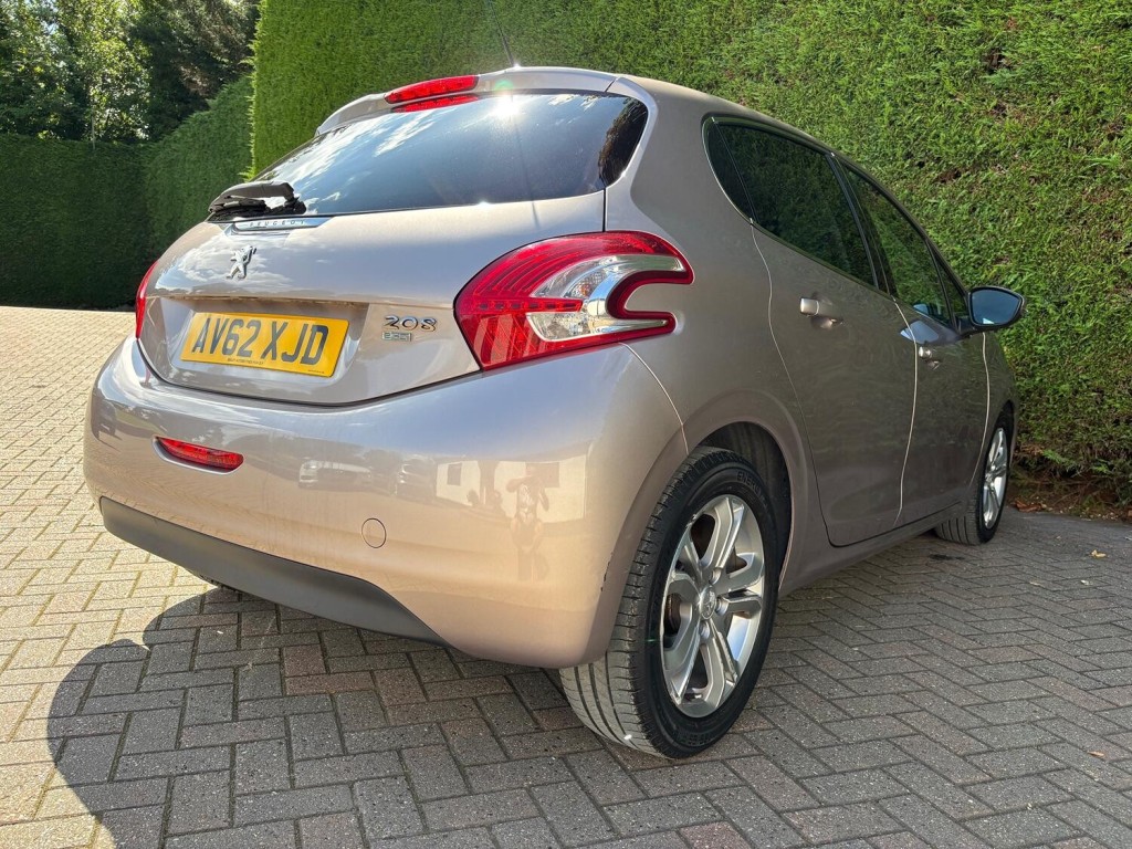 PEUGEOT 208
