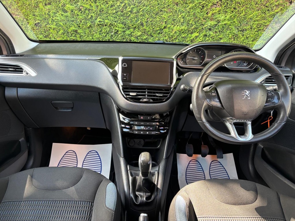 View PEUGEOT 208 1.6 e-HDi Allure