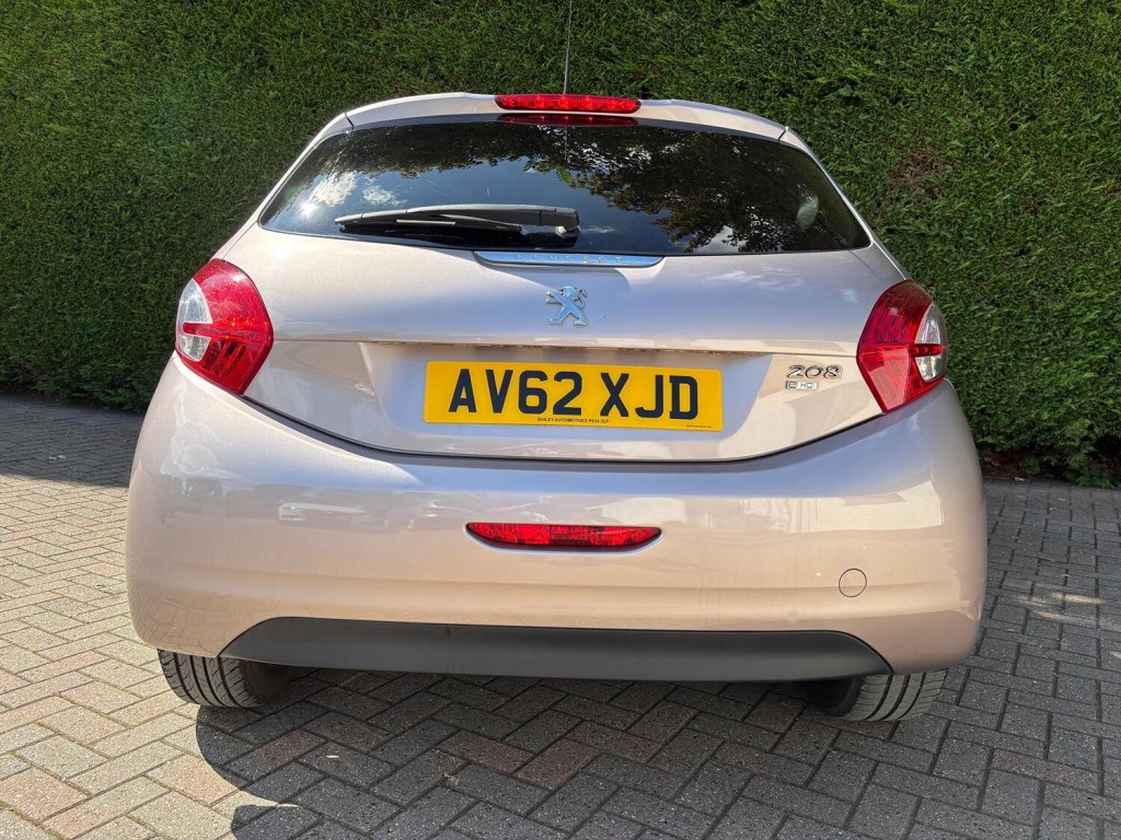 PEUGEOT 208