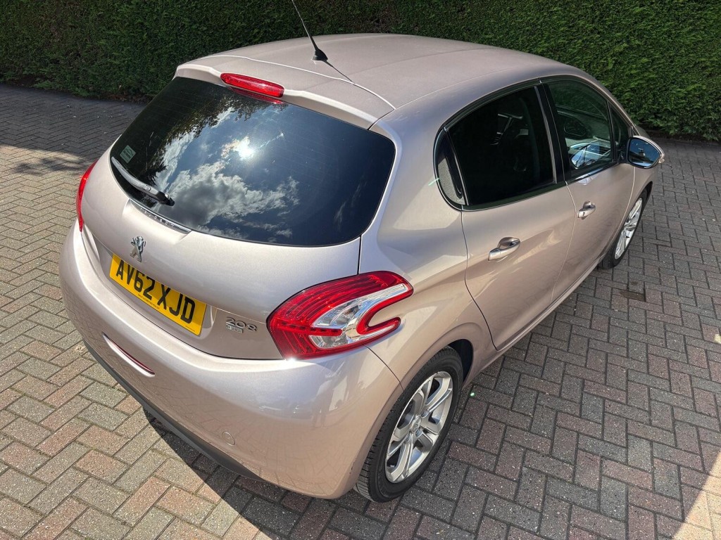 PEUGEOT 208