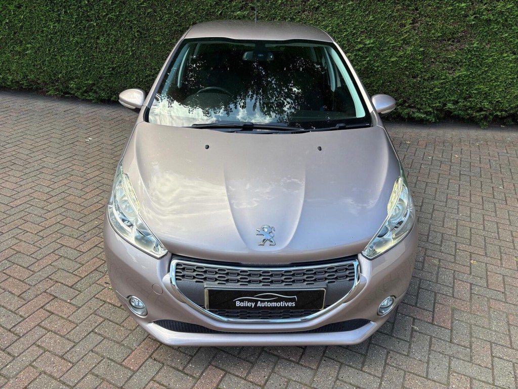PEUGEOT 208