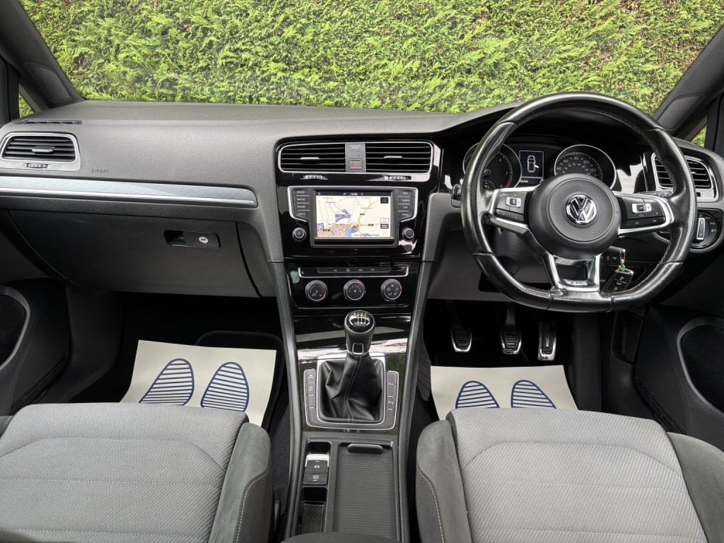 View VOLKSWAGEN GOLF 2.0 TDI BlueMotion Tech R-Line Edition