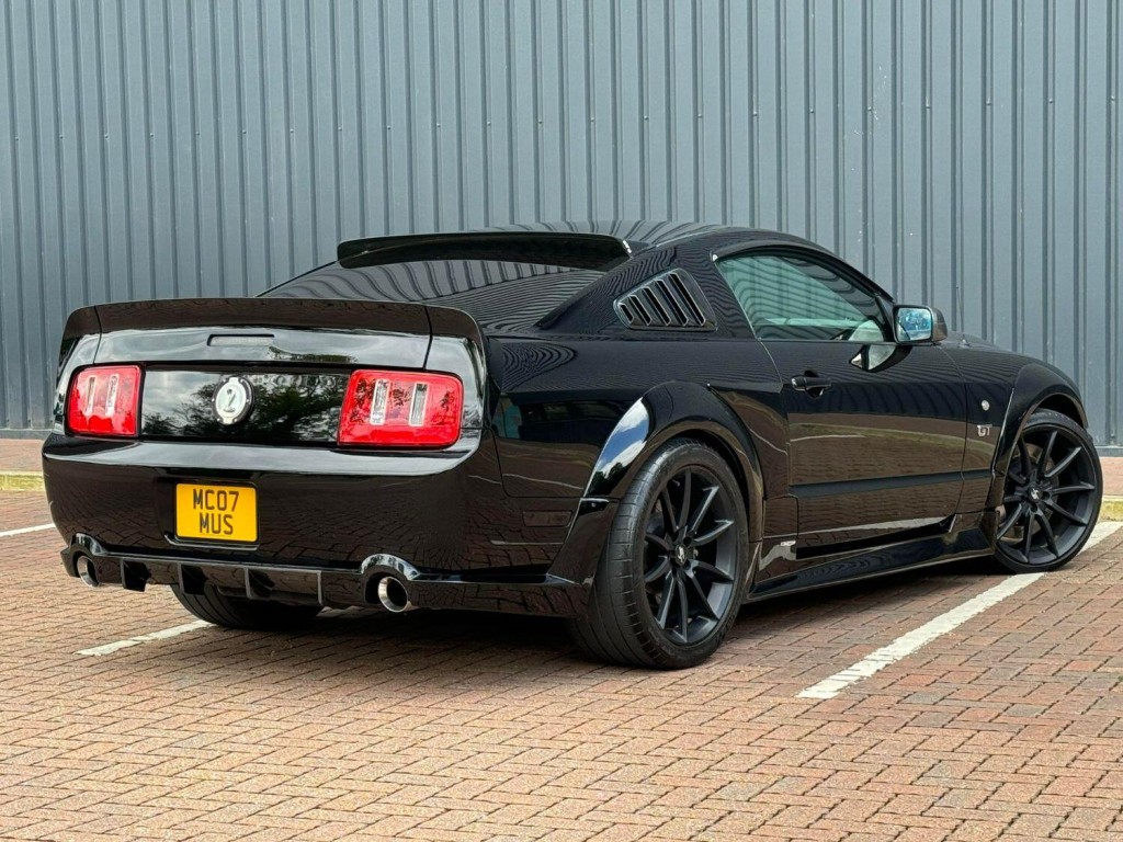 FORD MUSTANG