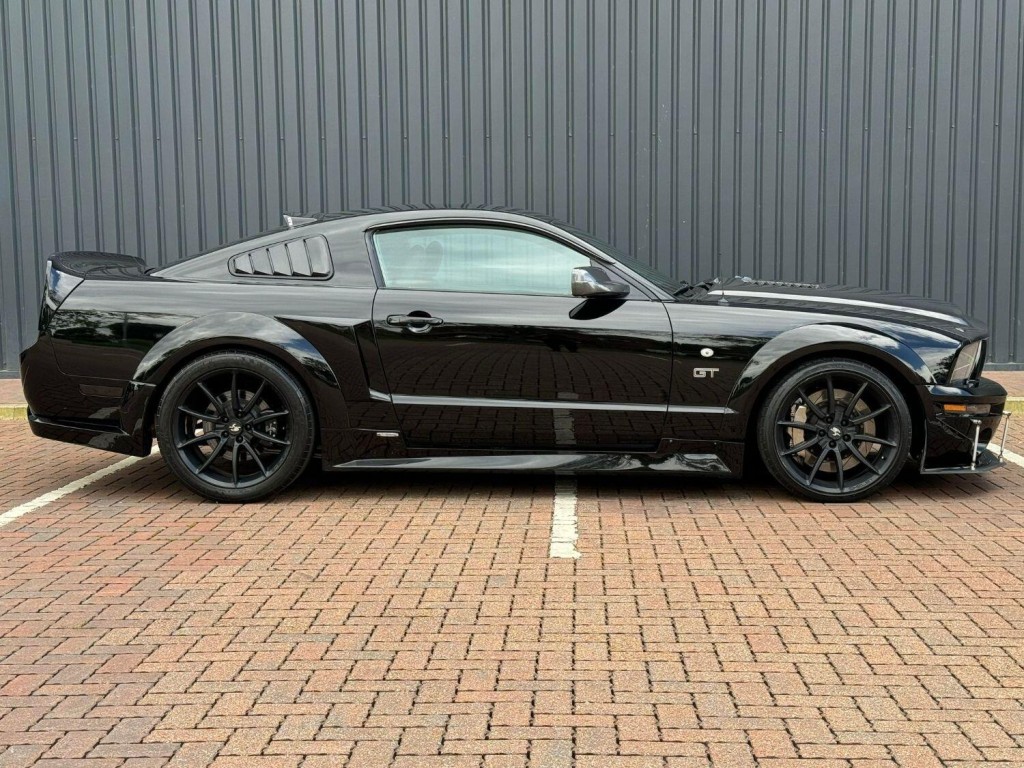 FORD MUSTANG