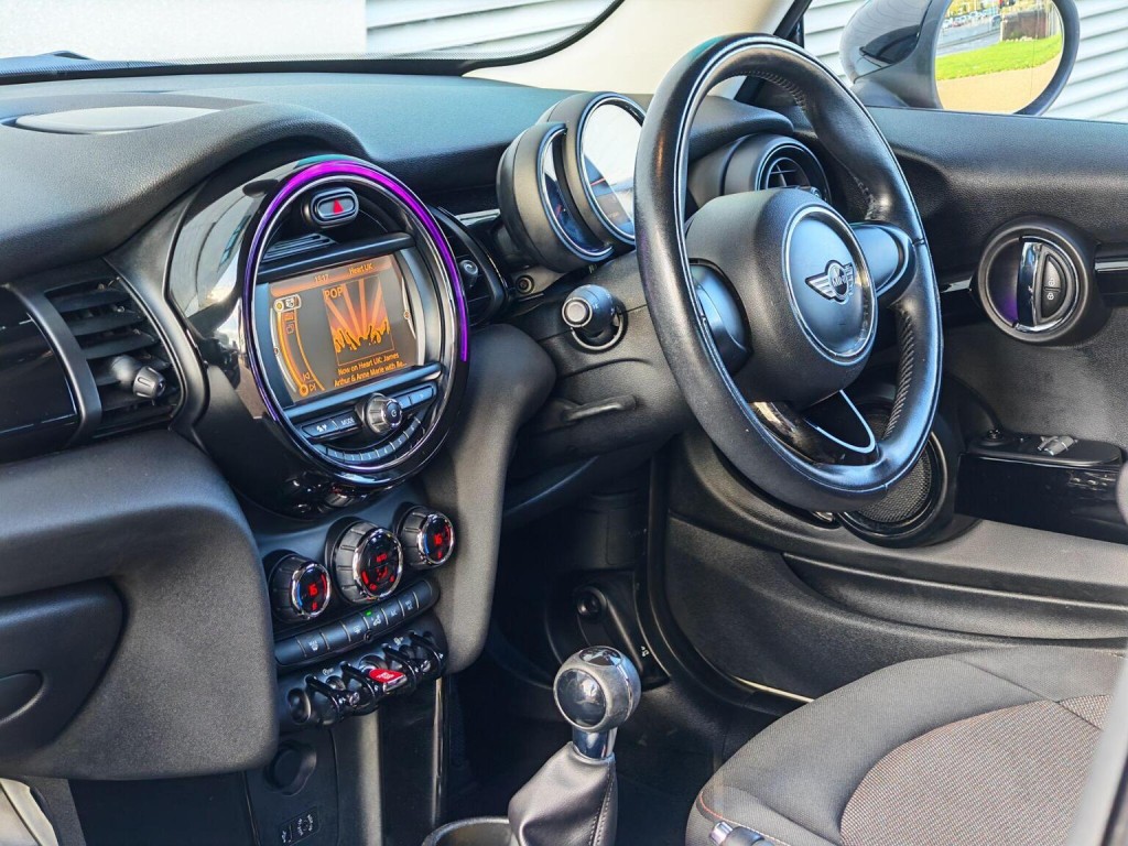 MINI HATCH