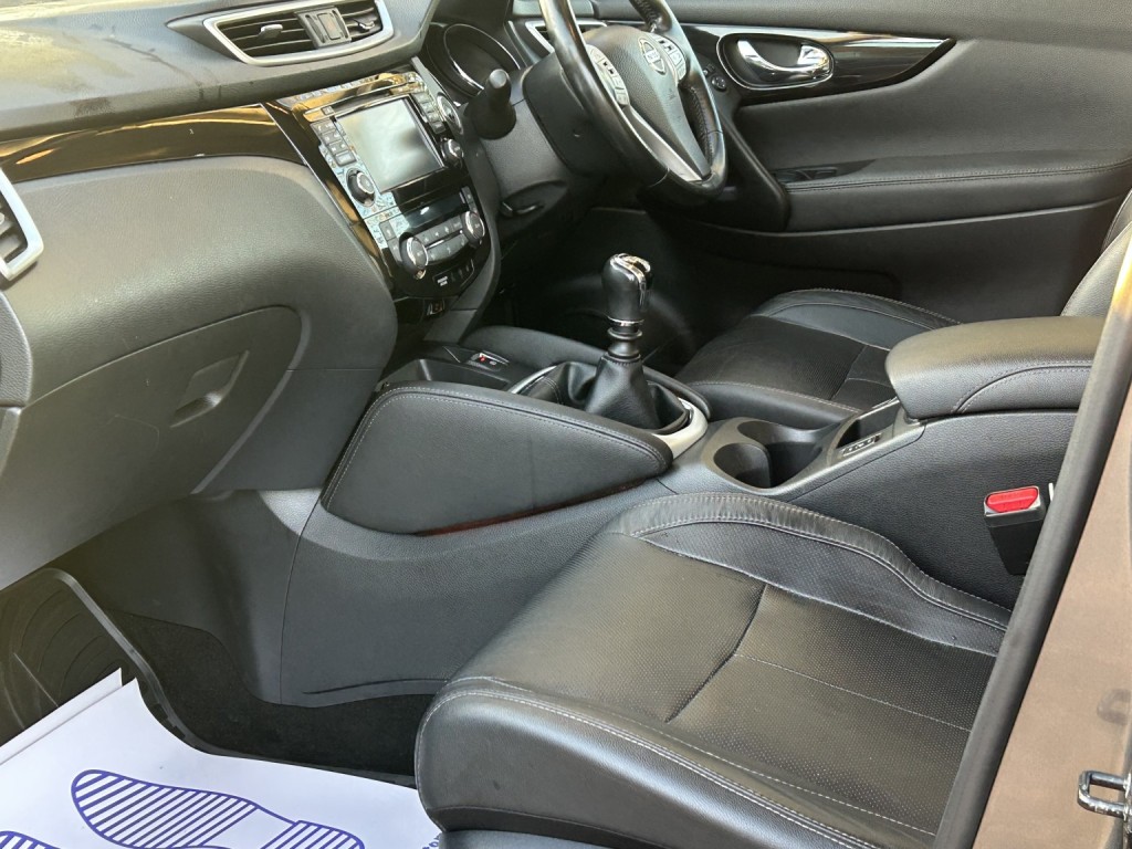 View NISSAN QASHQAI 1.2 DIG-T Tekna