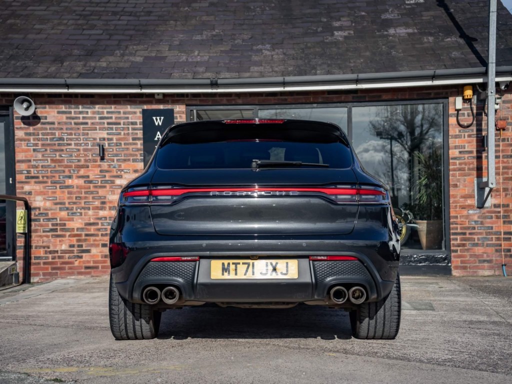 PORSCHE MACAN