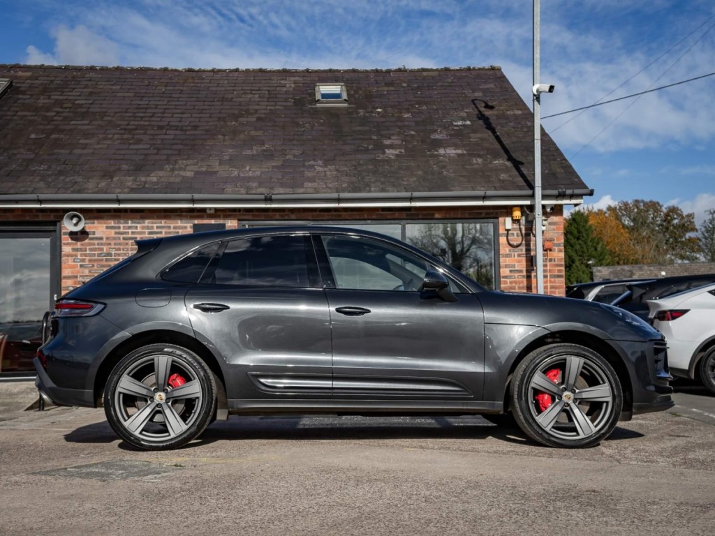 PORSCHE MACAN