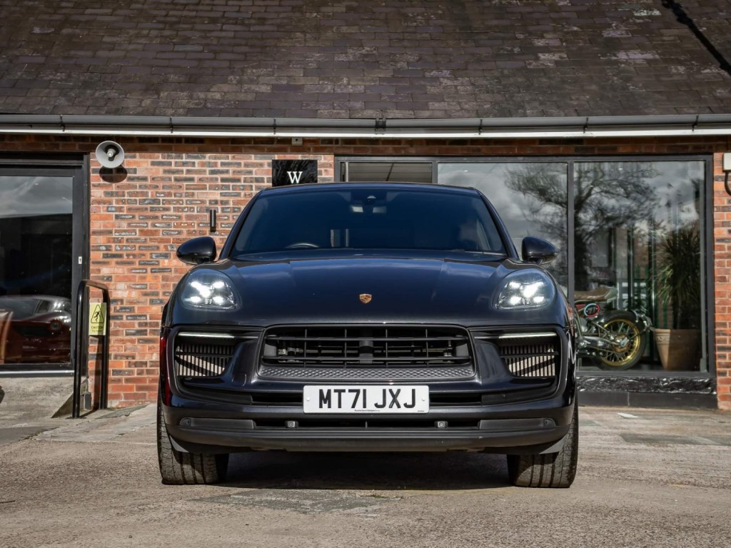 PORSCHE MACAN