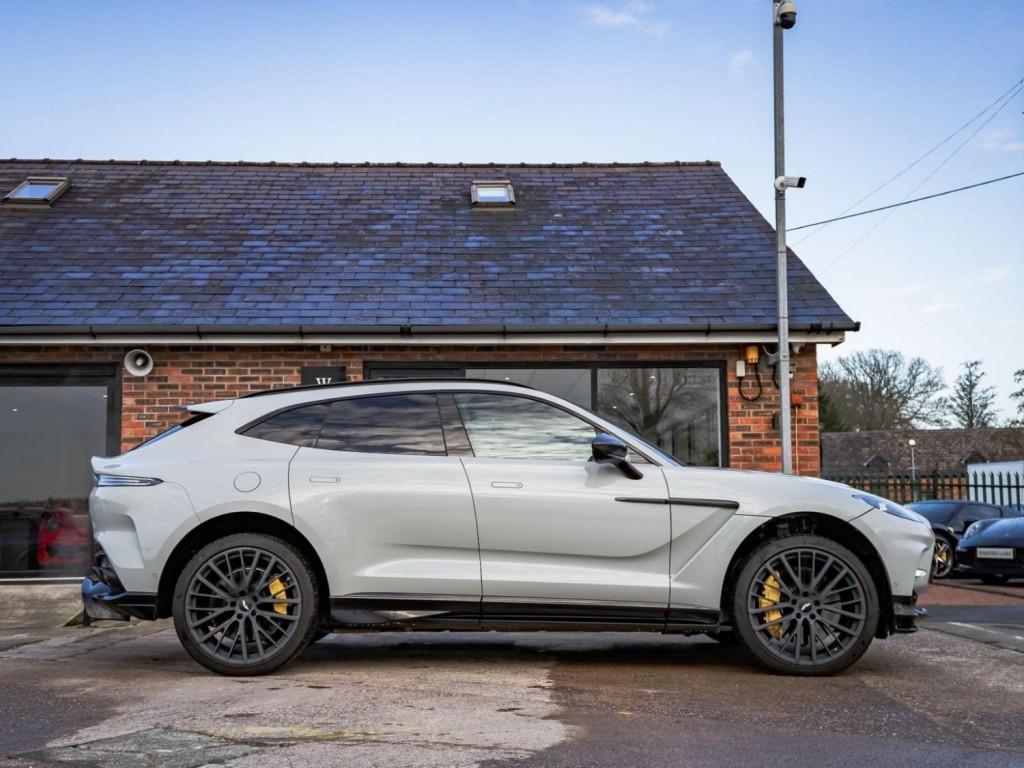 ASTON MARTIN DBX