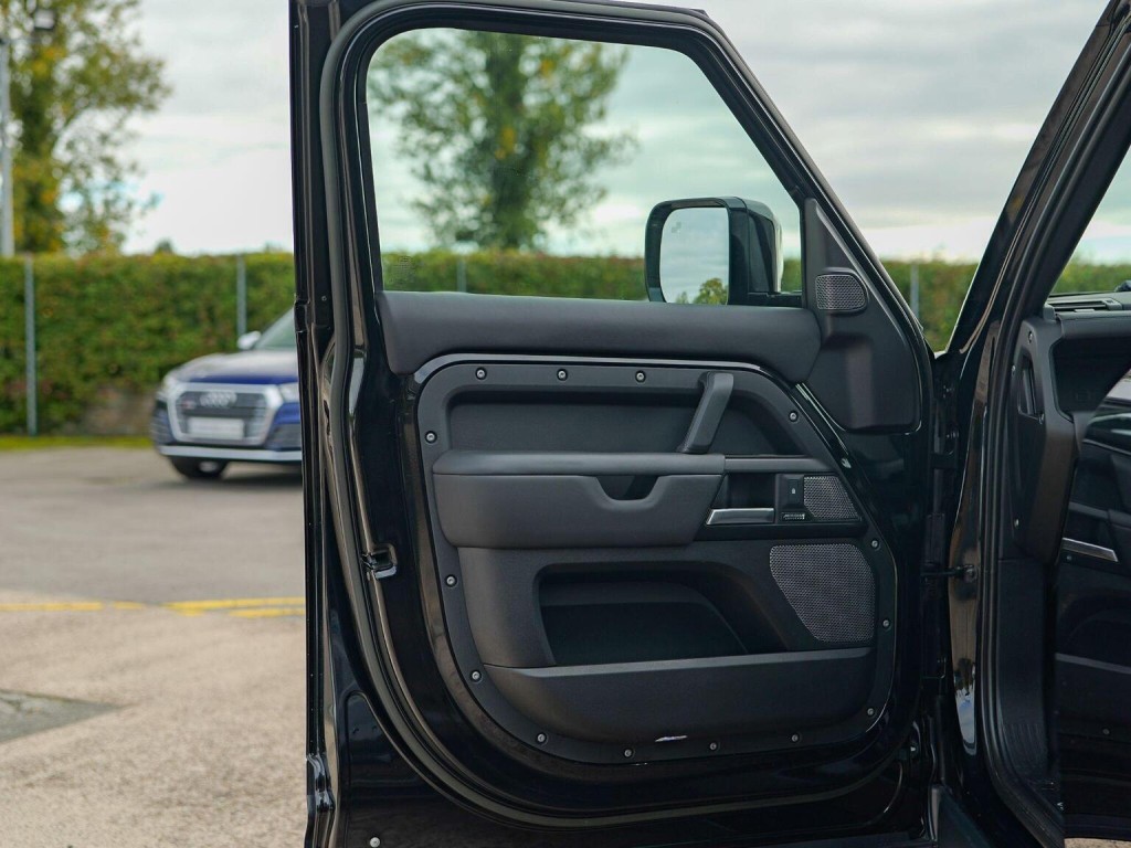 LAND ROVER DEFENDER 110