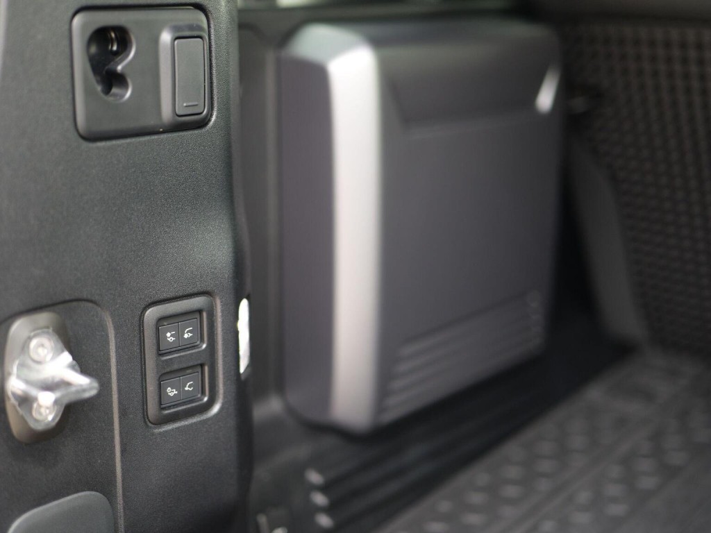 LAND ROVER DEFENDER 110