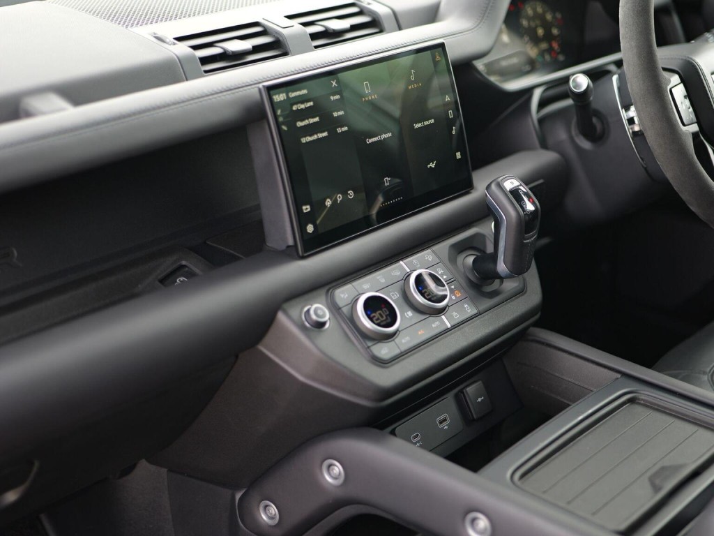 LAND ROVER DEFENDER 110