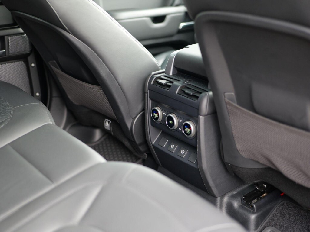 LAND ROVER DEFENDER 110