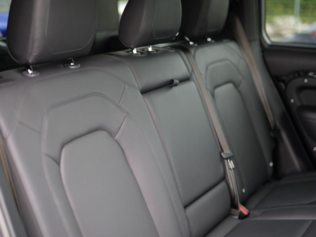 LAND ROVER DEFENDER 110