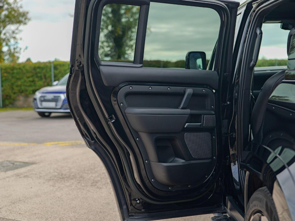 LAND ROVER DEFENDER 110