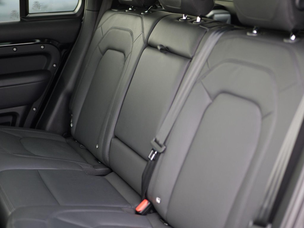 LAND ROVER DEFENDER 110