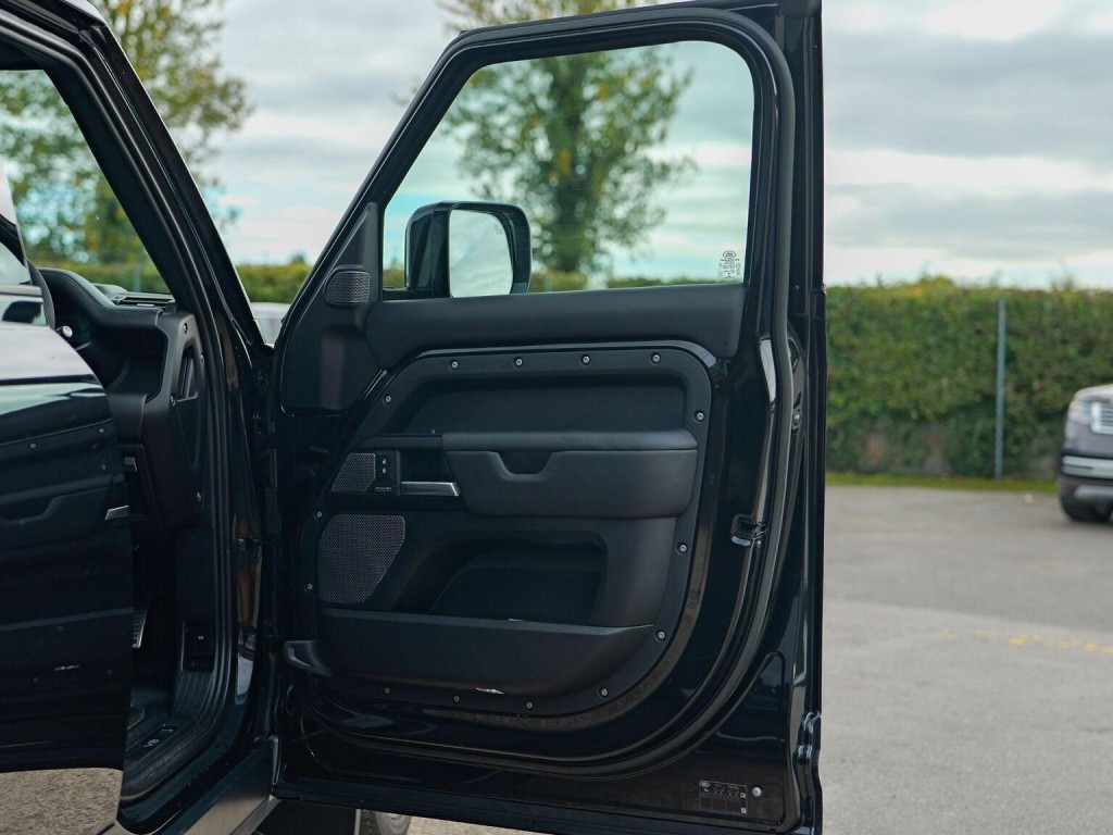 LAND ROVER DEFENDER 110