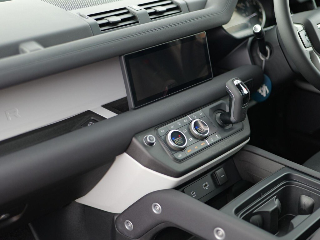 LAND ROVER DEFENDER 110