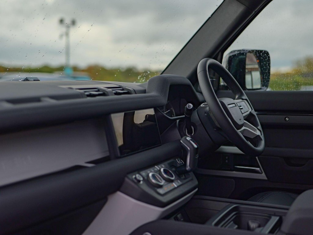 LAND ROVER DEFENDER 110