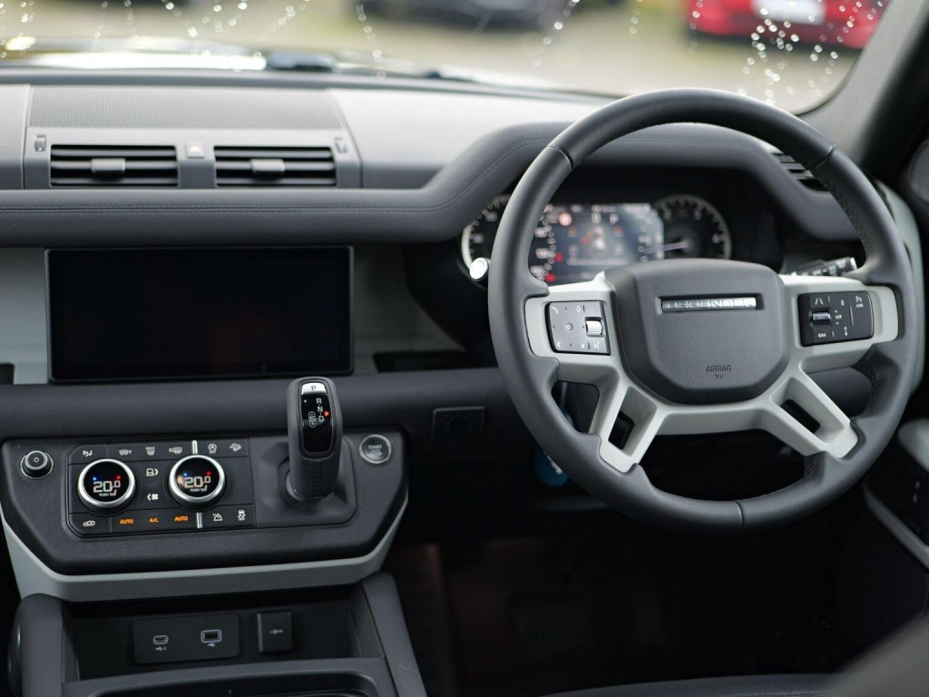 LAND ROVER DEFENDER 110
