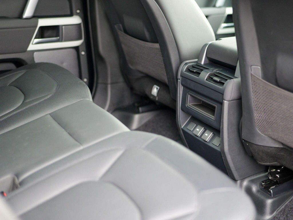 LAND ROVER DEFENDER 110