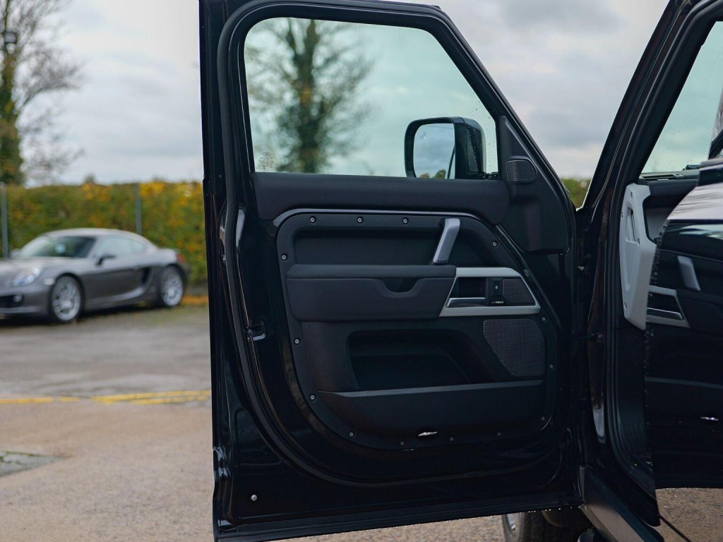 LAND ROVER DEFENDER 110