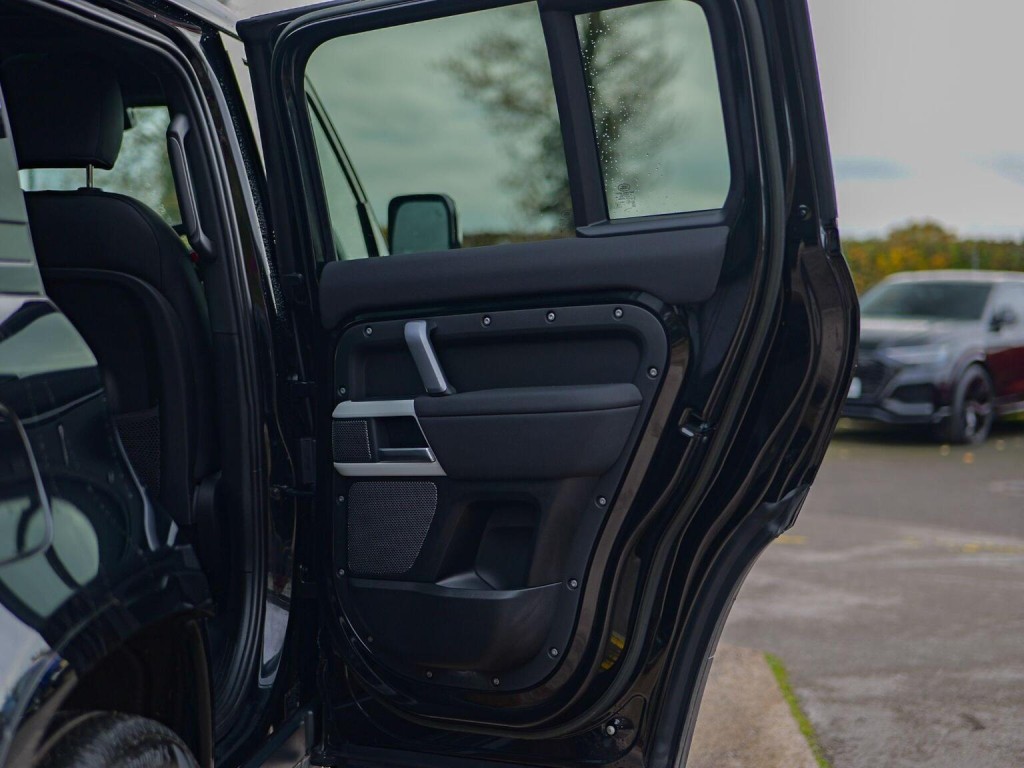 LAND ROVER DEFENDER 110