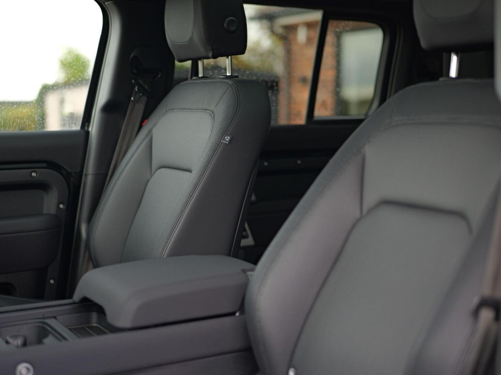 LAND ROVER DEFENDER 110